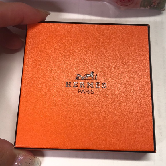 1HR sale⭐️Hermes (red) H pop lacquer earrings - Picture 8 of 8